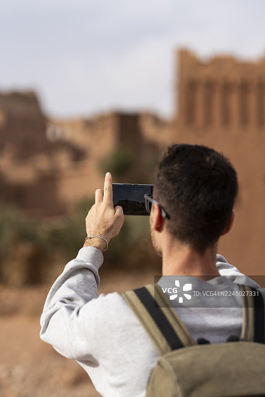 游客在摩洛哥拍摄艾特·本·哈杜古城图片素材