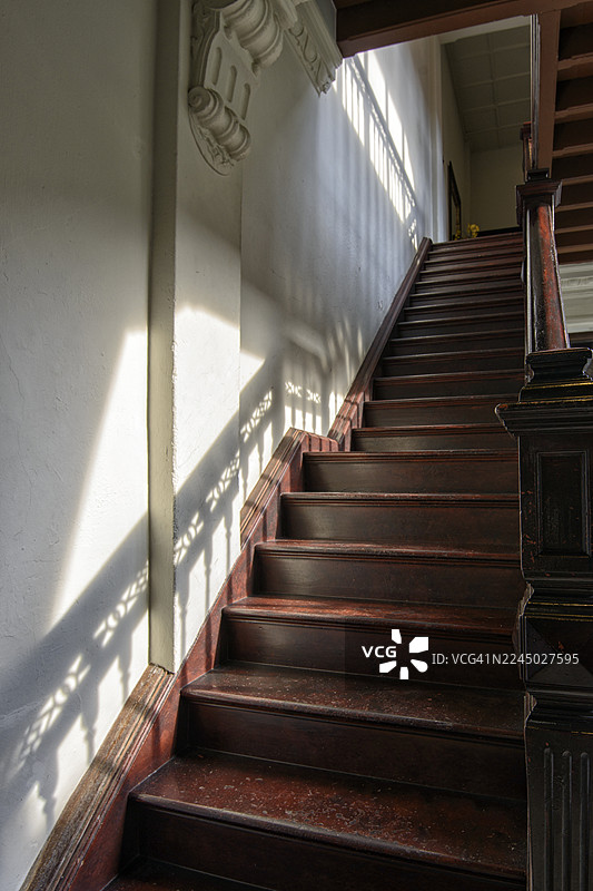 手工雕刻的旧式木制家庭楼梯图片素材