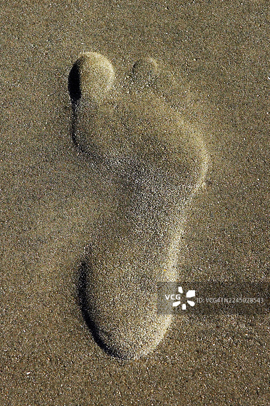 沙滩上的人类脚印图片素材