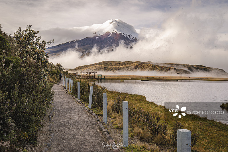厄瓜多尔科托帕希，壮丽的湖泊景色，小径通往云雾缭绕的雪山之巅图片素材