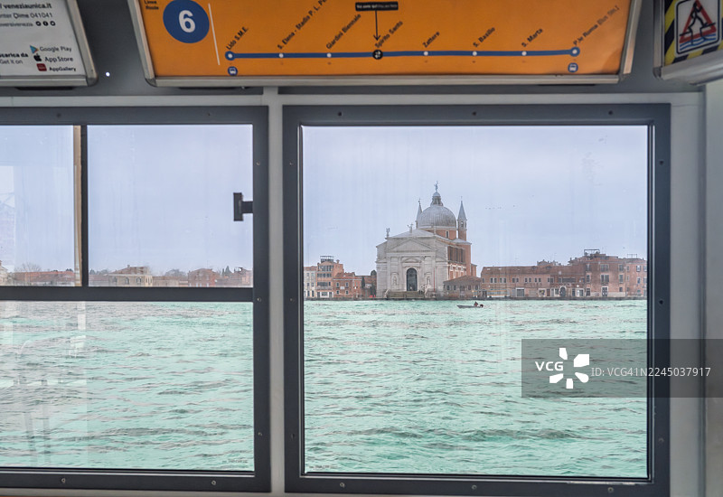 从船窗望向意大利威尼斯的一座历史建筑和威尼斯潟湖图片素材