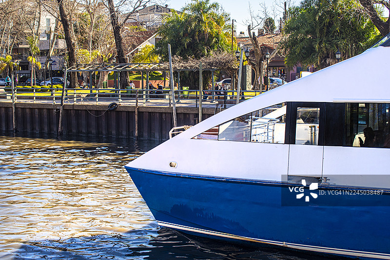 双体船在河上航行。阿根廷布宜诺斯艾利斯蒂格雷。图片素材