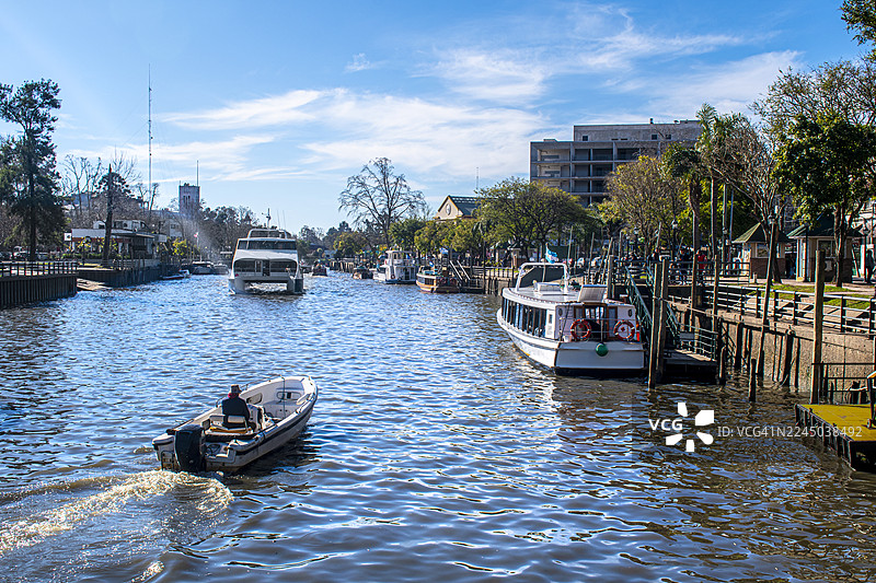 船只和双体船在河上航行。阿根廷布宜诺斯艾利斯，泰格。图片素材