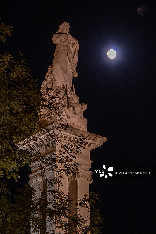 无染原罪圣母雕像，背景是月亮，塞维利亚，西班牙图片素材