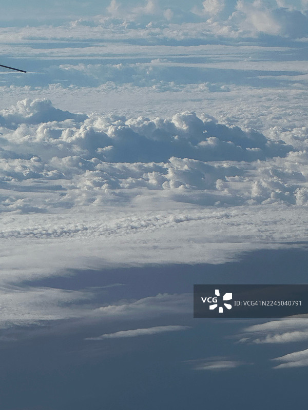 从上方俯瞰梦幻般的蓝色云海图片素材