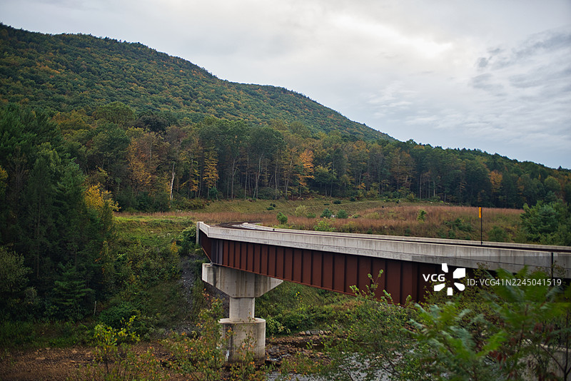 连绵的山脉风景，有桥梁和森林，天空阴沉，位于美国宾夕法尼亚州吉姆·索普图片素材