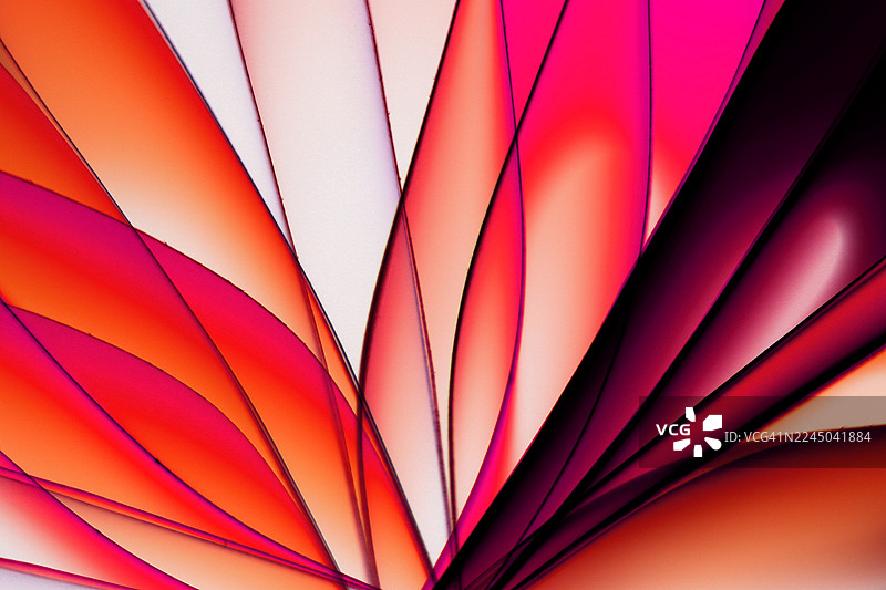 充满活力的抽象图案，带有重叠的半透明形状，呈现红色、粉色和橙色，营造出动态而流畅的背景图片素材