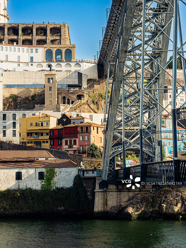 葡萄牙波尔图，杜罗河上一座历史建筑和一座大桥，阳光明媚图片素材