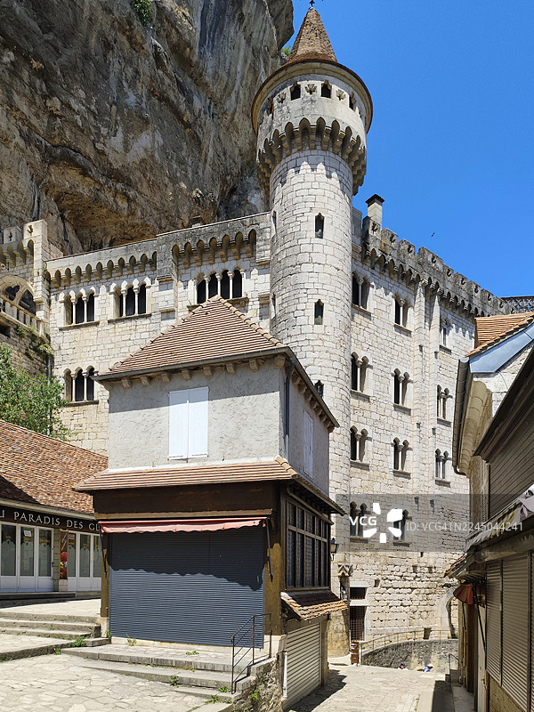 法国古尔东，一座历史悠久的村庄，古老建筑依悬崖而建，天空湛蓝图片素材