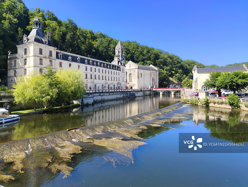 法国布朗托姆阳光明媚的修道院和河流风景图片素材