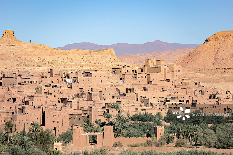 摩洛哥古老的防御村庄艾特·本·哈杜，联合国教科文组织世界遗产，坐落在沙漠景观中，天空湛蓝，摩洛哥图片素材