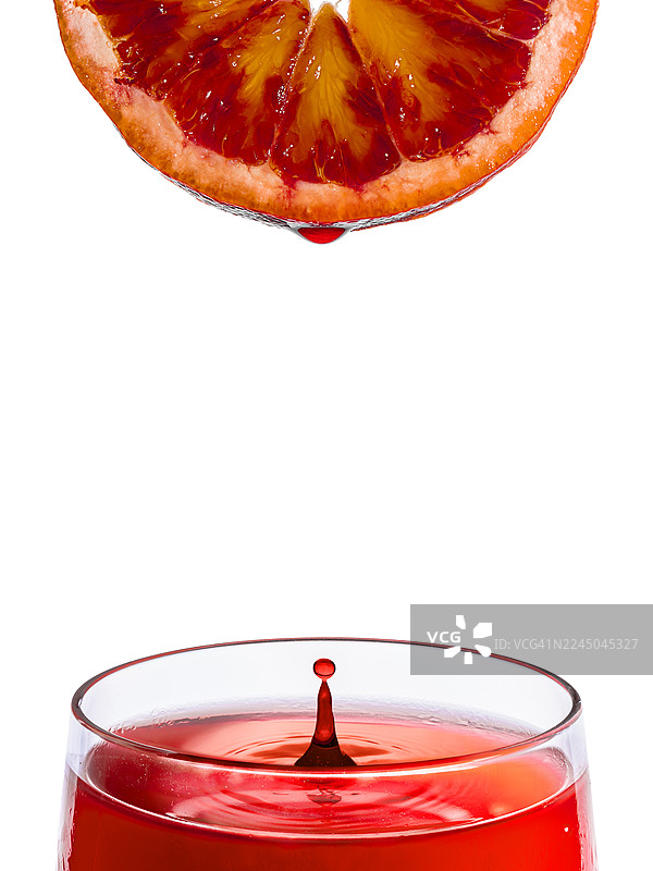 鲜血橙切片滴入玻璃杯中图片素材