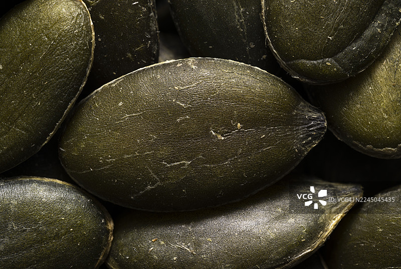 近距离全景拍摄的南瓜籽，展示了其精细的纹理和颜色图片素材