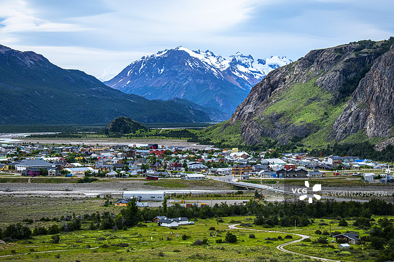 山脉与房屋。洛斯格拉西亚雷斯国家公园内的村庄。埃尔查尔滕，圣克鲁斯省，巴塔哥尼亚，阿根廷。图片素材