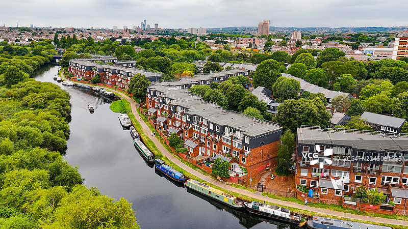 伦敦沃尔瑟姆斯托水库航拍图，包含住宅和船屋，历史悠久的水源供应系统与河畔生活方式，城市自然与环境保护理念图片素材