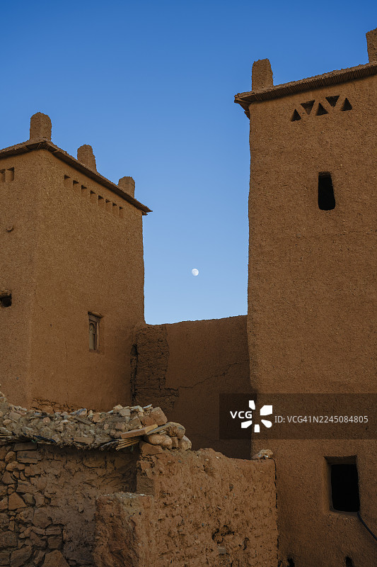 撒哈拉沙漠景观中的传统粘土建筑，月光下的夜景。摩洛哥，阿伊特·本·哈杜。图片素材