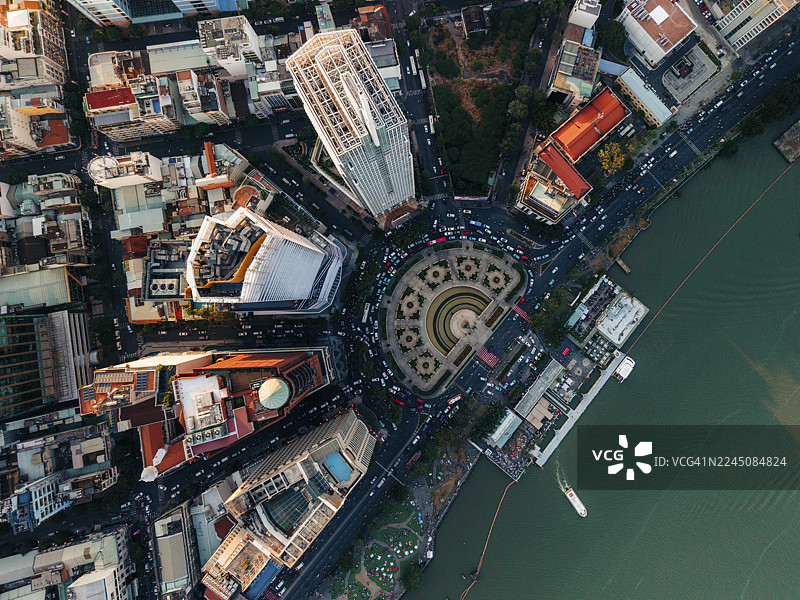 越南胡志明市，高楼林立、河流穿梭的繁华城市航拍景观。图片素材