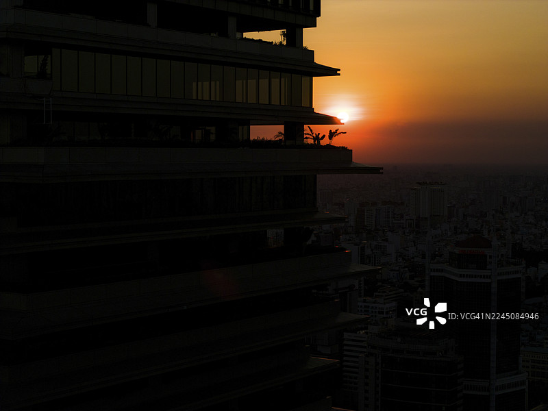 越南胡志明市，日落时分的城市剪影图片素材