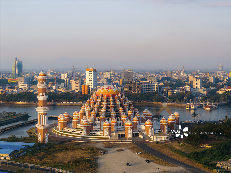 坐落于繁华都市中的清真寺的惊艳航拍图，建筑精美绝伦，99穹顶清真寺，望加锡，南苏拉威西，印度尼西亚图片素材