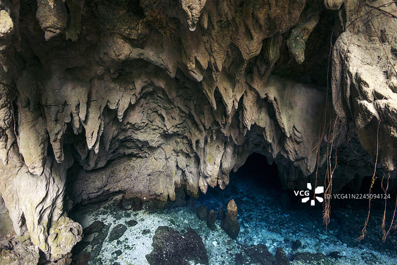 印度尼西亚东南马鲁古县 Kei Kecil 的 Air Goa Hawang 或 Hawang 水洞，一个拥有嶙峋钟乳石和清澈蓝色地下水池的石灰岩洞穴。图片素材