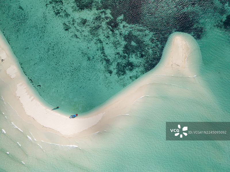 从空中俯瞰沙洲延伸入绿松石般的海水，岸边停泊着船只。位于印度尼西亚东南马鲁古凯小岛的恩格布洛特海滩（Pantai Ngurbloat）。图片素材