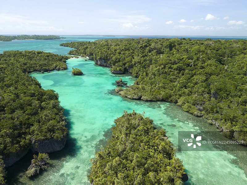从空中俯瞰，碧绿的泻湖蜿蜒穿过郁郁葱葱的热带雨林和数个小岛。位于印度尼西亚东南马鲁古省 Kei Kecil 的 Bair 岛（Pulau Bair）。图片素材