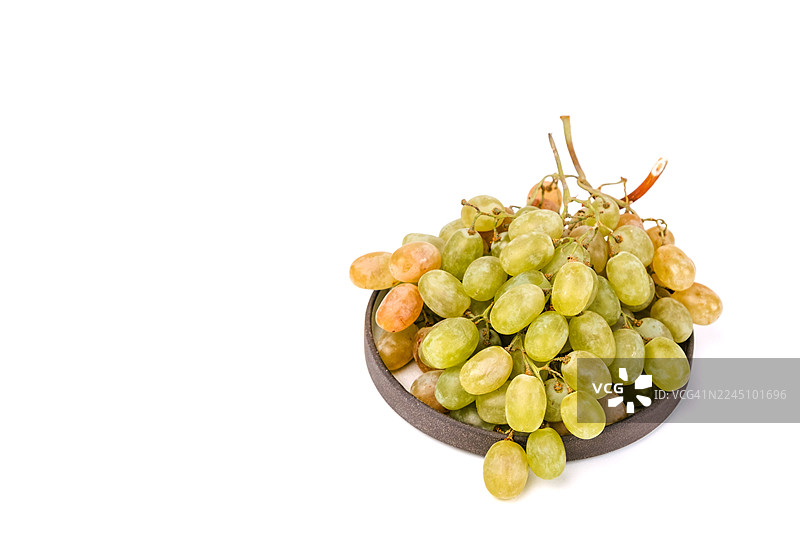 一串白葡萄放在桌子上，特写。图片素材