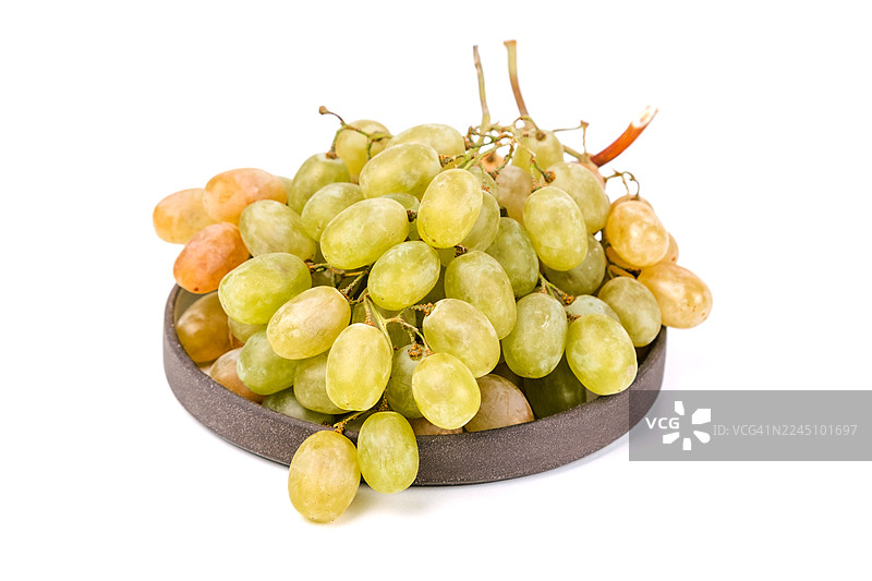 一串白葡萄放在桌上，特写。图片素材