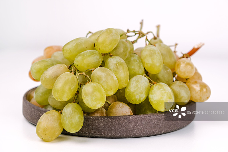 一串白葡萄放在桌子上，特写。图片素材