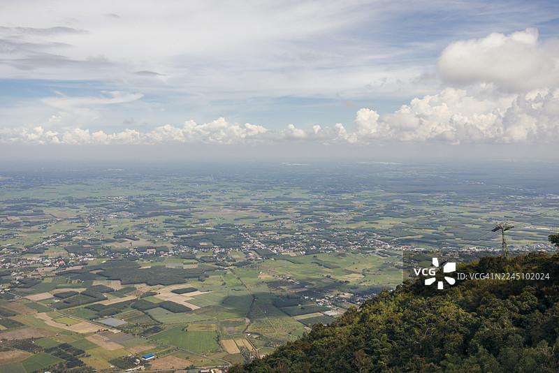 越南茶宁省黑 the 处，郁郁葱葱的绿色风景，点缀着零星的云彩和遥远的地平线，俯瞰视角图片素材