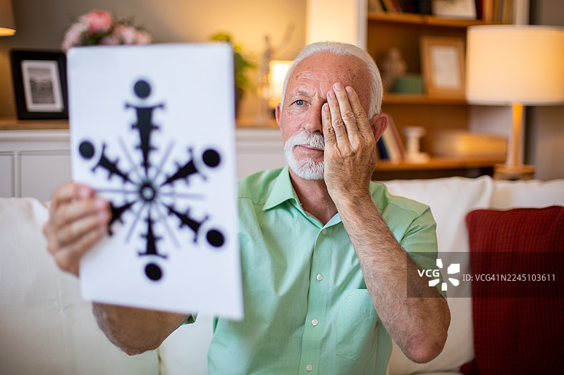 老年男子使用散光表检查视力图片素材