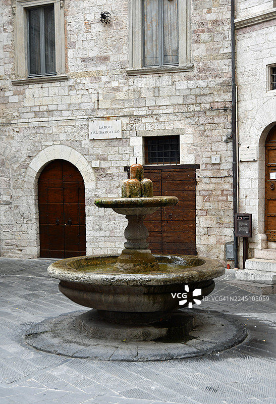 古比奥-巴尔杰洛喷泉-傻瓜喷泉-秋季图片素材