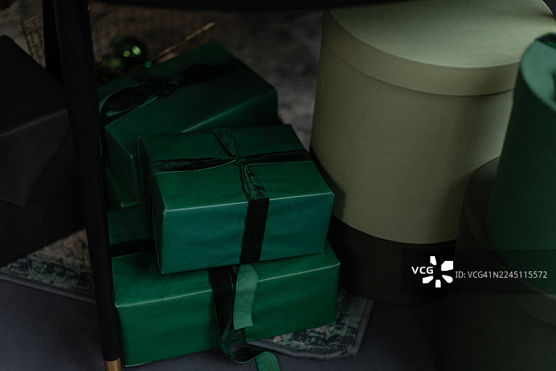 一堆彩色包装的礼物和圆柱形盒子。图片素材