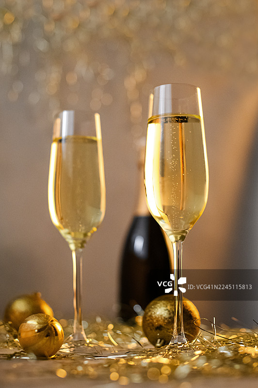 香槟庆祝，配有起泡酒和金色新年装饰图片素材