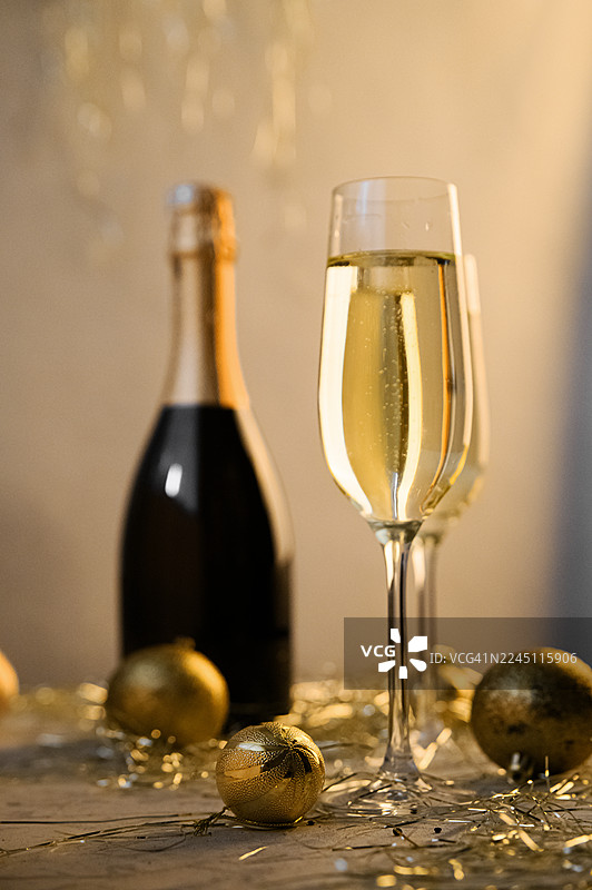 香槟庆祝，配有起泡酒和金色新年装饰图片素材