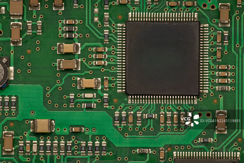 绿色电路板上的电子电路图片素材