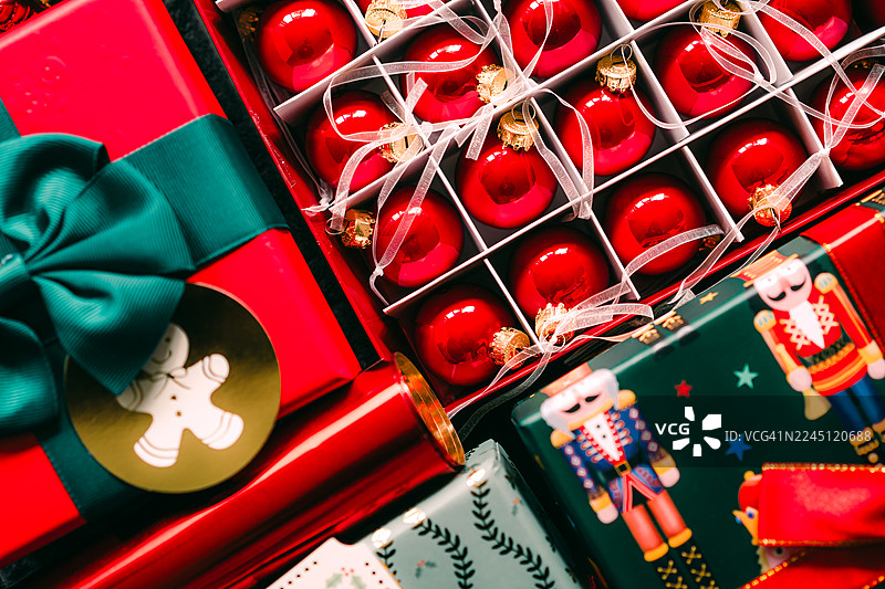节日圣诞礼品包装，带有红色蝴蝶结和闪亮装饰品展示图片素材