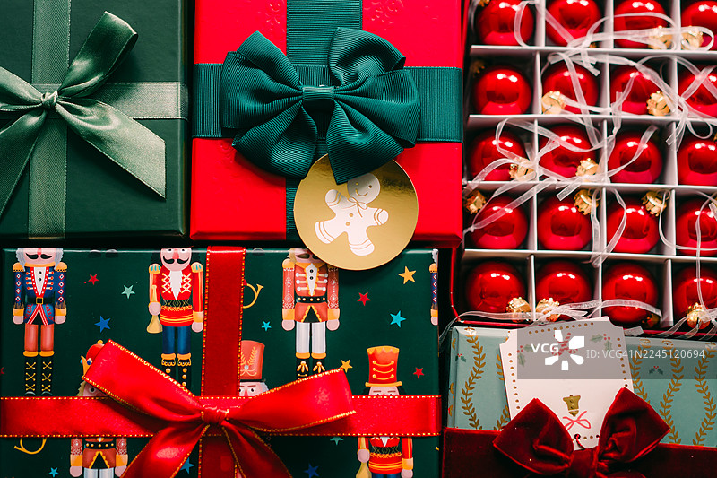 节日圣诞礼物包装，配有红色蝴蝶结和闪亮装饰品展示图片素材