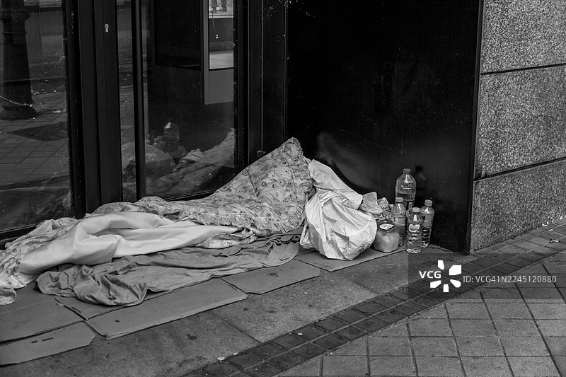 人行道上的临时床铺图片素材