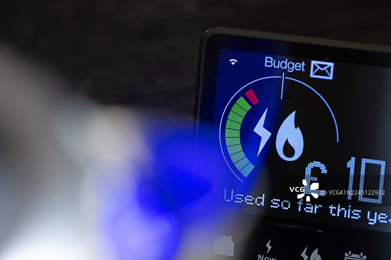 烧水壶后面的英国智能电表图片素材