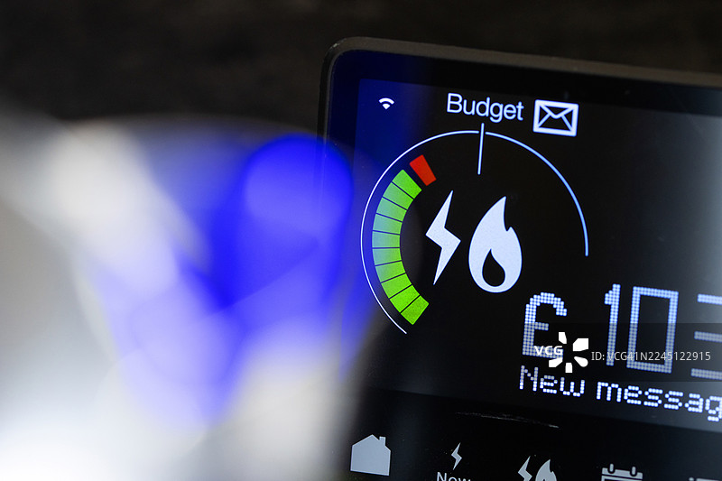 烧水壶后面的英国智能电表图片素材