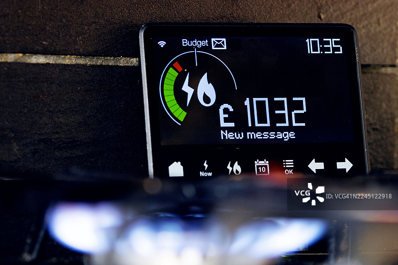 特写：发光炉灶后面的智能电表图片素材