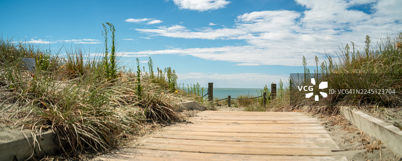 通纳努伊海滩木板路图片素材