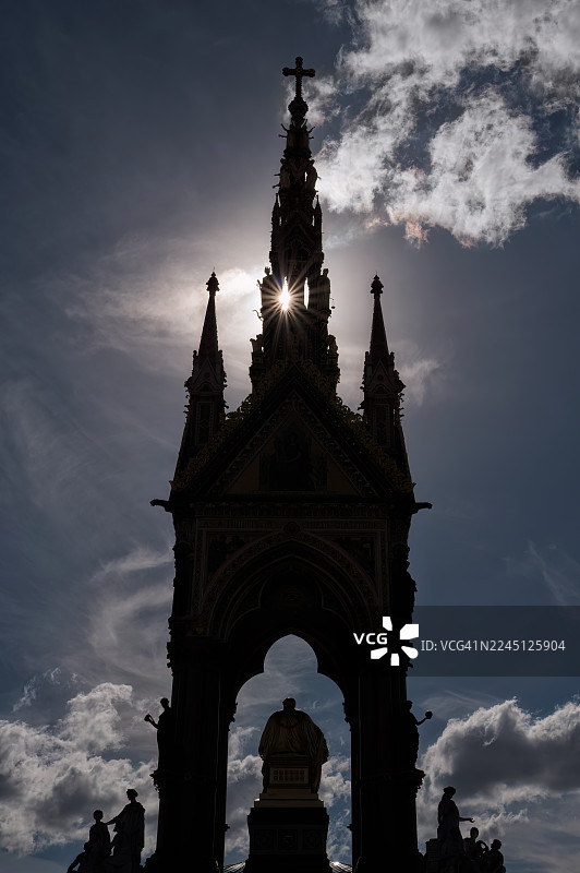 阳光透过阿尔伯特纪念堂，这是位于伦敦肯辛顿花园的一座哥特复兴式华盖。图片素材