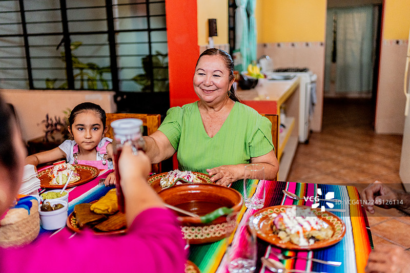 一家人在家吃午餐图片素材
