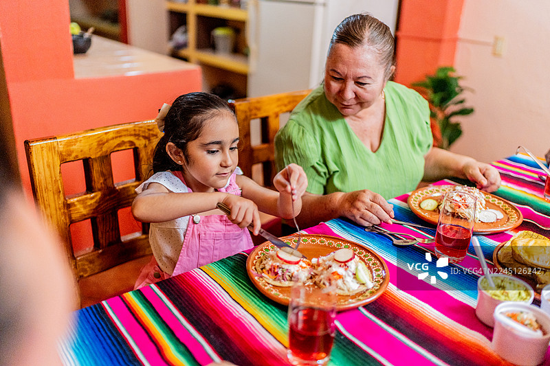 小女孩在家和家人共进午餐图片素材