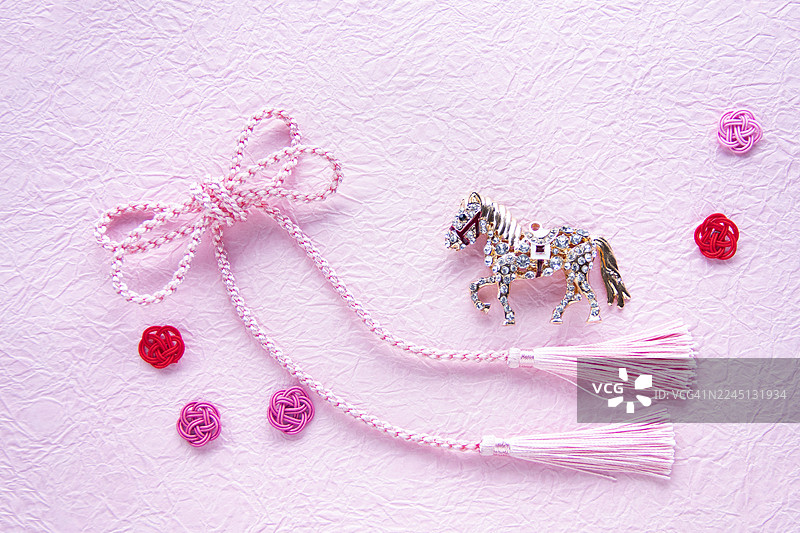 日本新年图。马年（日本生肖），背景为粉色日式纸张。图片素材