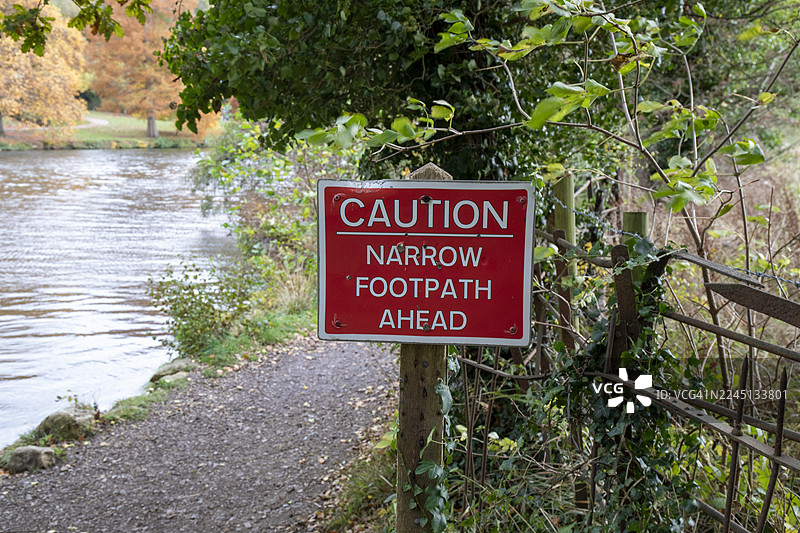 泰晤士小径库克汉姆段的狭窄人行道警示标志图片素材