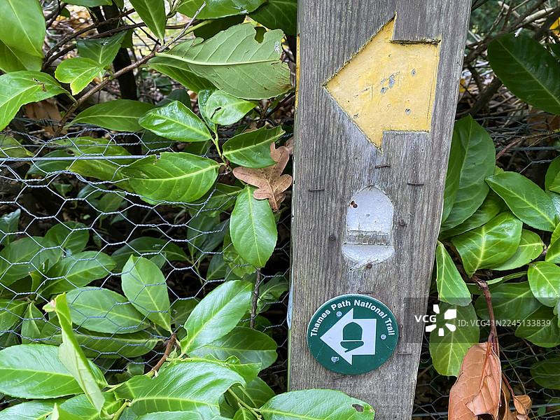 库克汉姆外的泰晤士之路国家步道标志图片素材