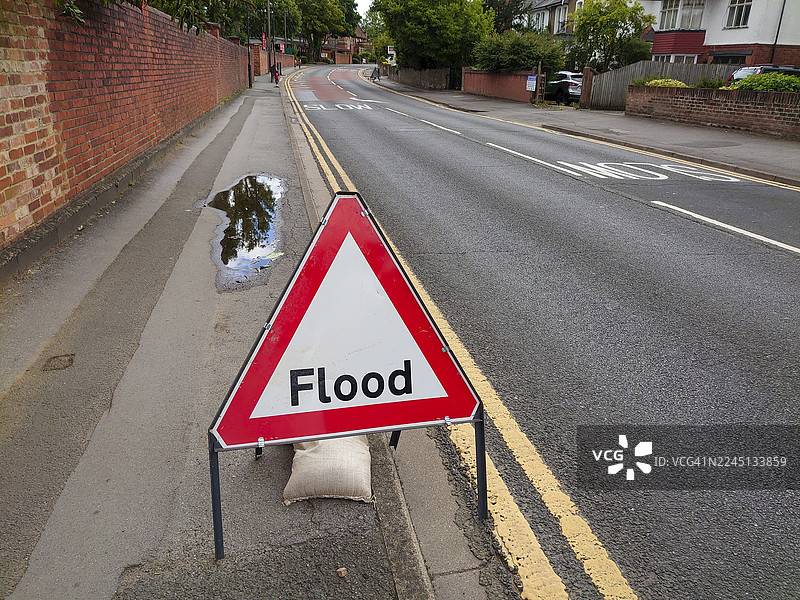 伯克郡住宅区道路上的洪水警示牌。图片素材